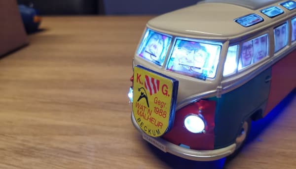 Modellwagen eines VW-Busses mit dem Logo der K.G. Wat'n Malheur e.V.