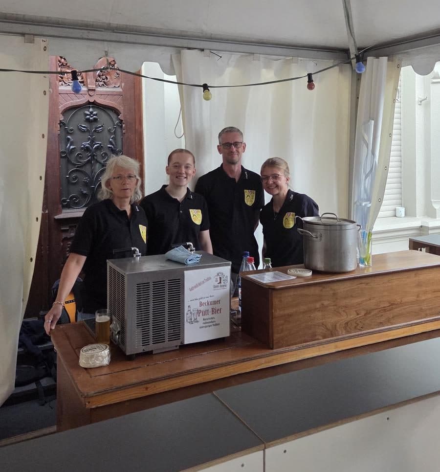 Das Thekenteam um unsere Prinzessin Iris I.